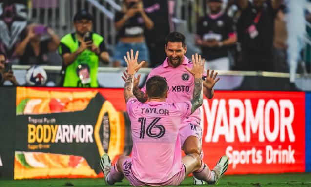 撅高调教掌掴臀肉打肿屁股